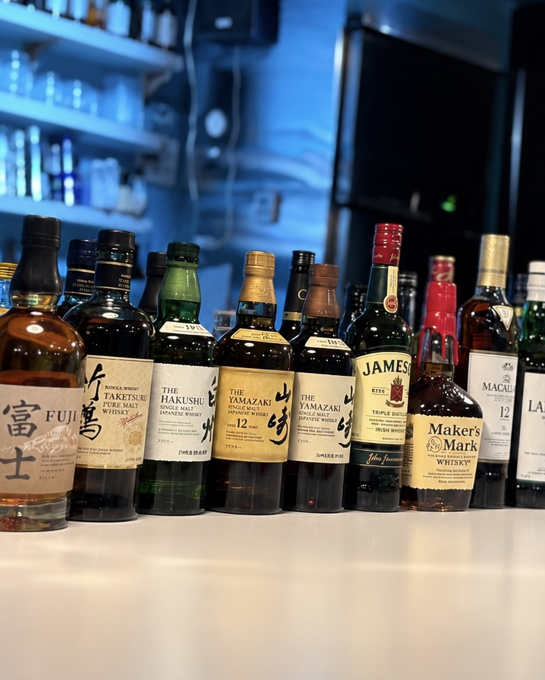 ウイスキーやリキュールなど、豊富な種類のお酒が並ぶカウンター